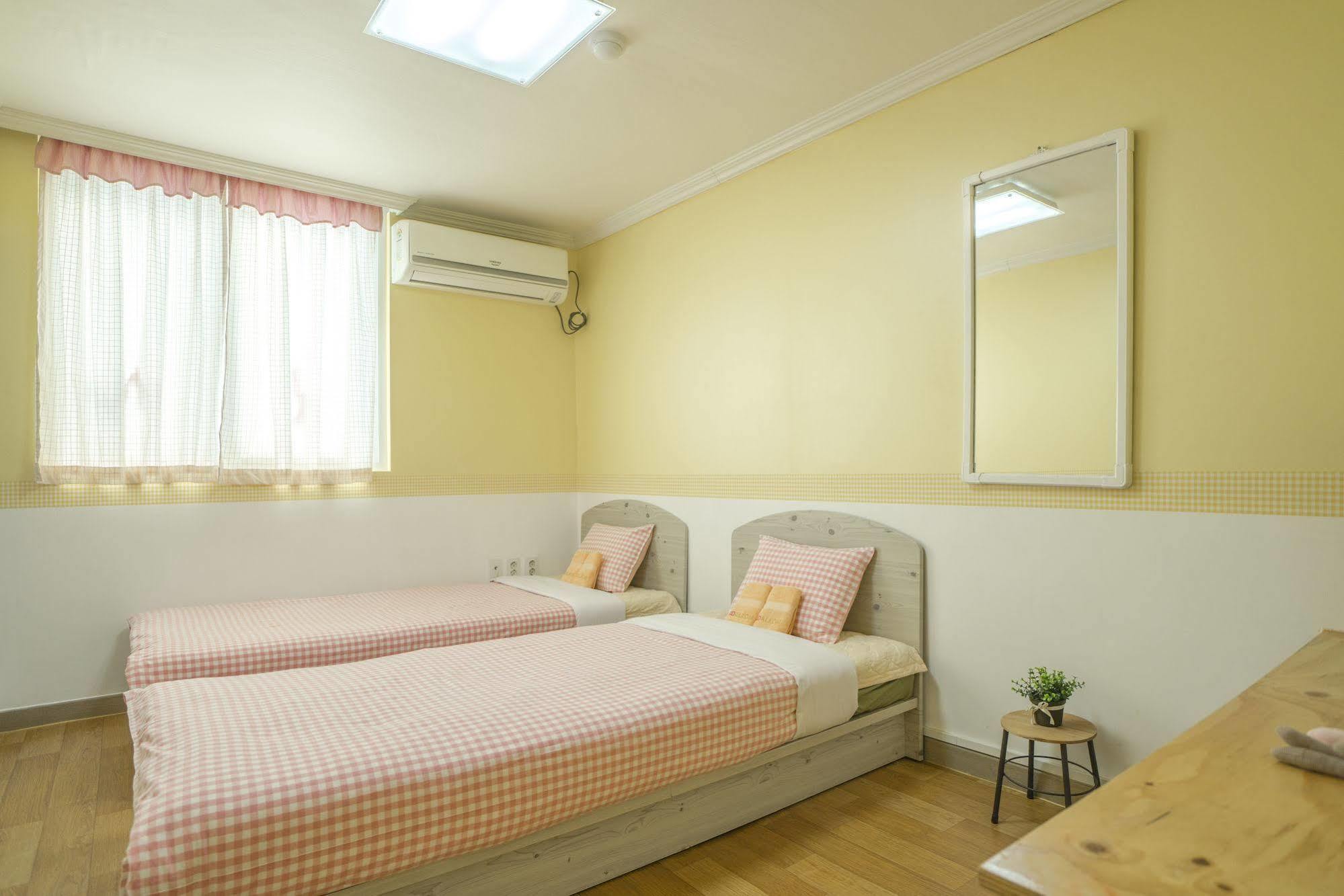 Dalkom Myeongdong Guesthouse Seoul Bagian luar foto
